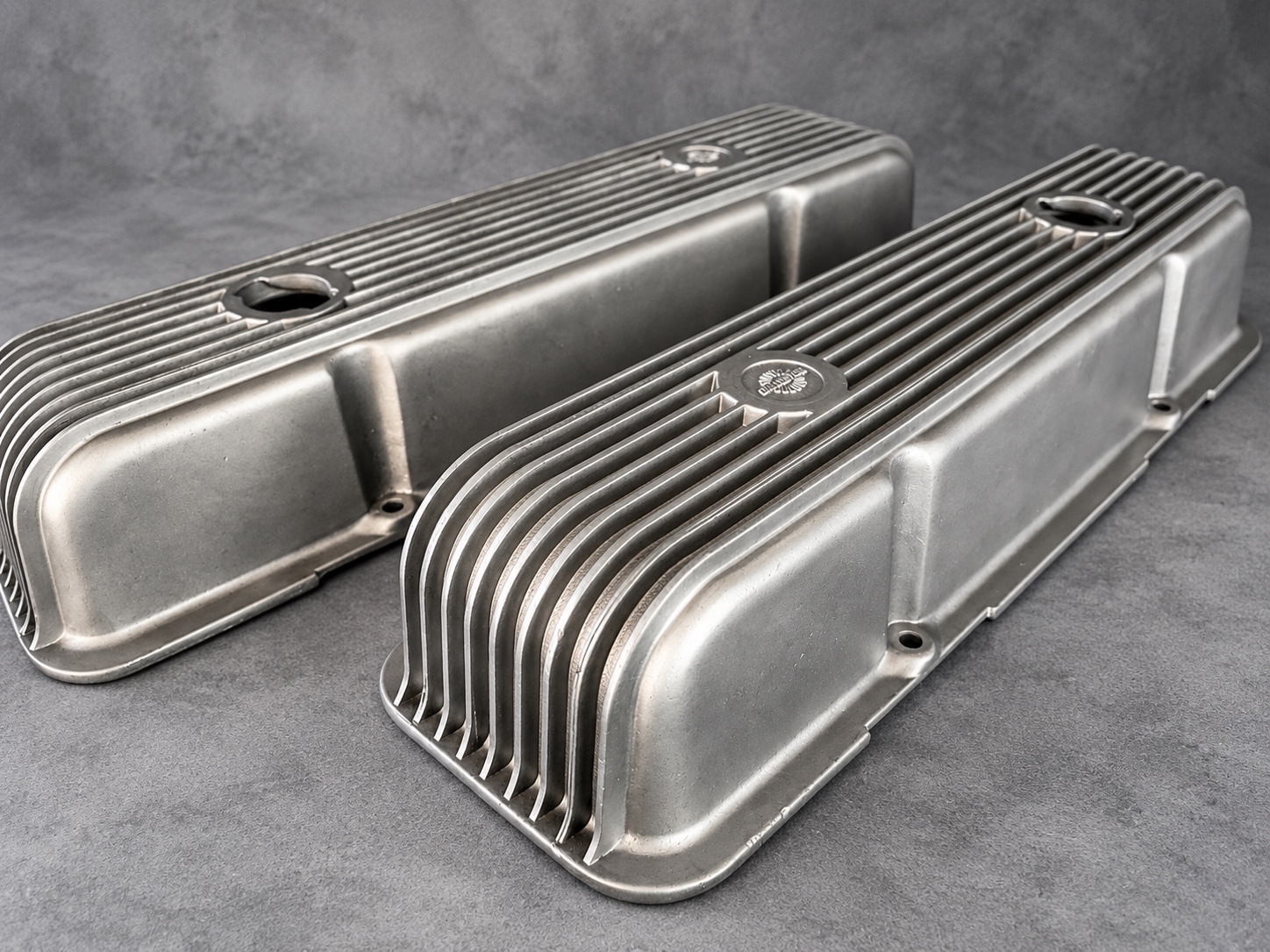 Pair of vapour-blasted finned rocker covers