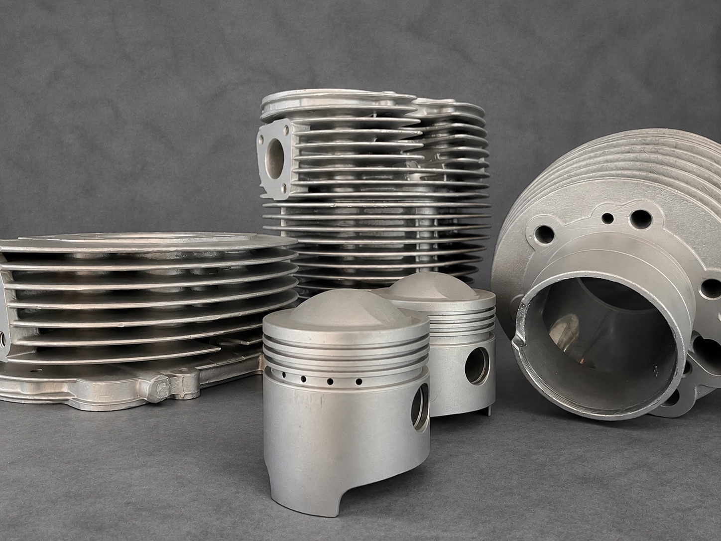 Vapour-blasted aluminium cylinders and pistons